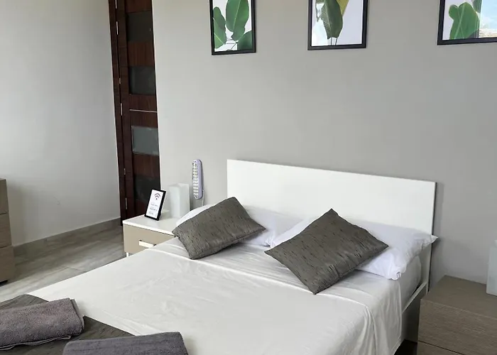 F6 Room 1, Private Room One Small Double Bed Shared Bathroom In Shared Flat