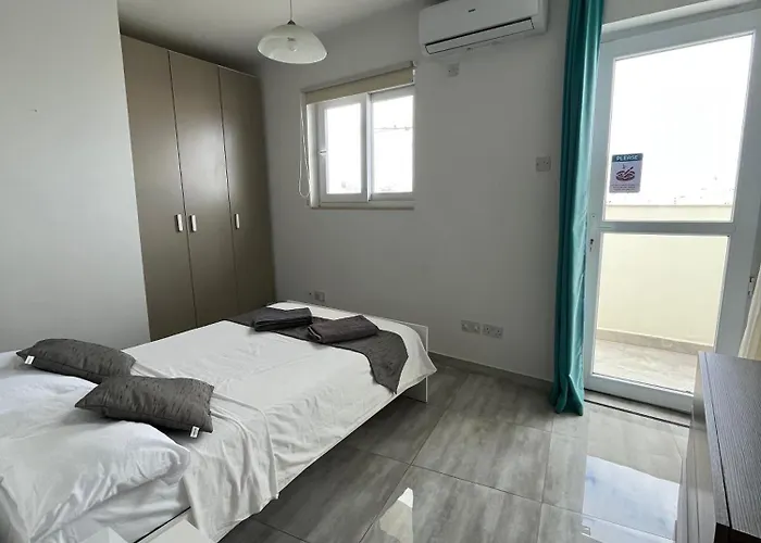 F6 Room 1, Private Room One Small Double Bed Shared Bathroom In Shared Flat