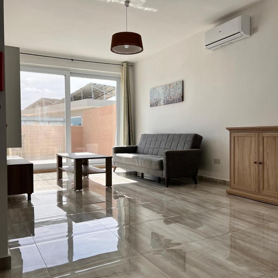 F6 1, Private One Small Double Bed Shared Bathroom In Shared Flat Homestay *